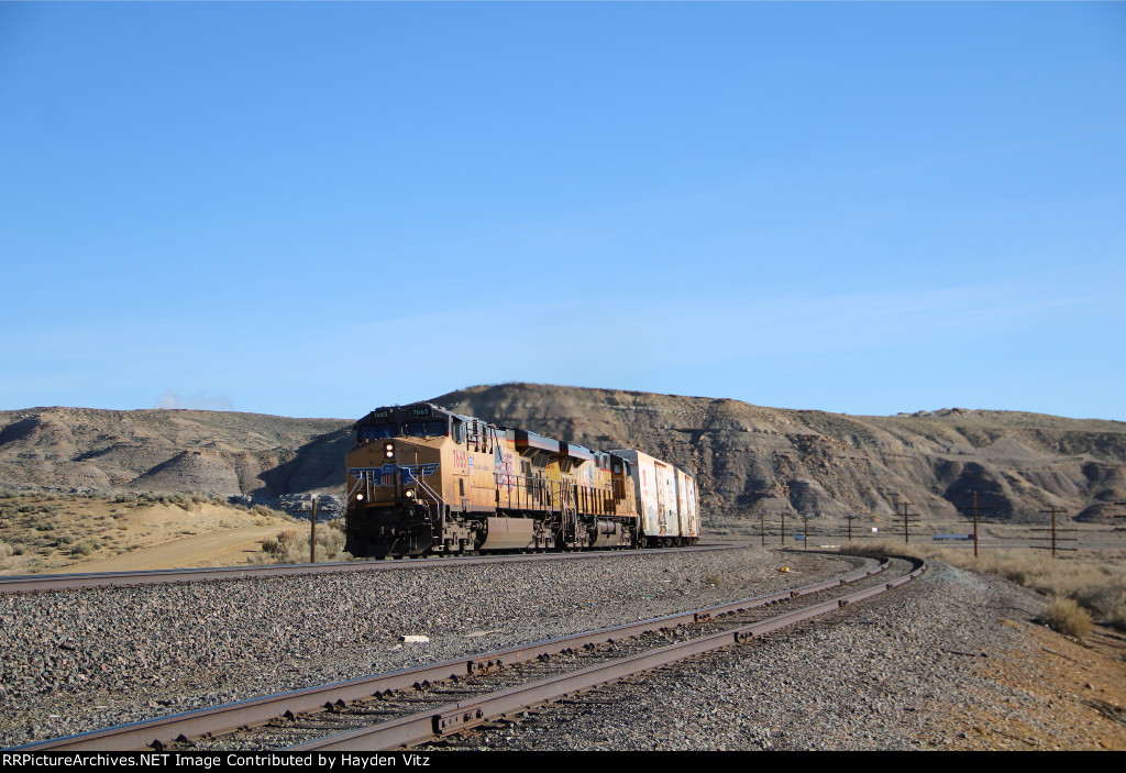 UP 7665 leads eastbound 